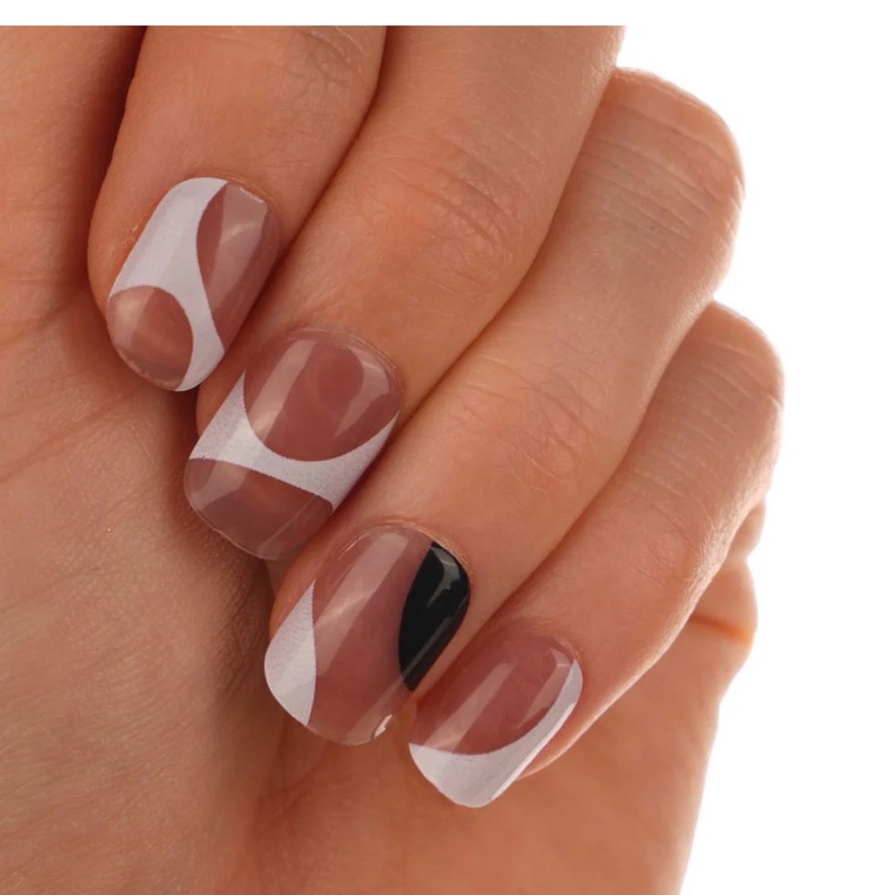 BLACKLIST TWIST | GLOSS SHORT
SQUARE PRESS-ON NAILS